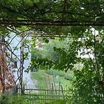 Milla - Cozy Two Bedroom Apartment With Yard And Parking