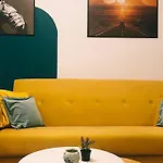 Milla - Cozy Two Bedroom Apartment With Yard And Parking