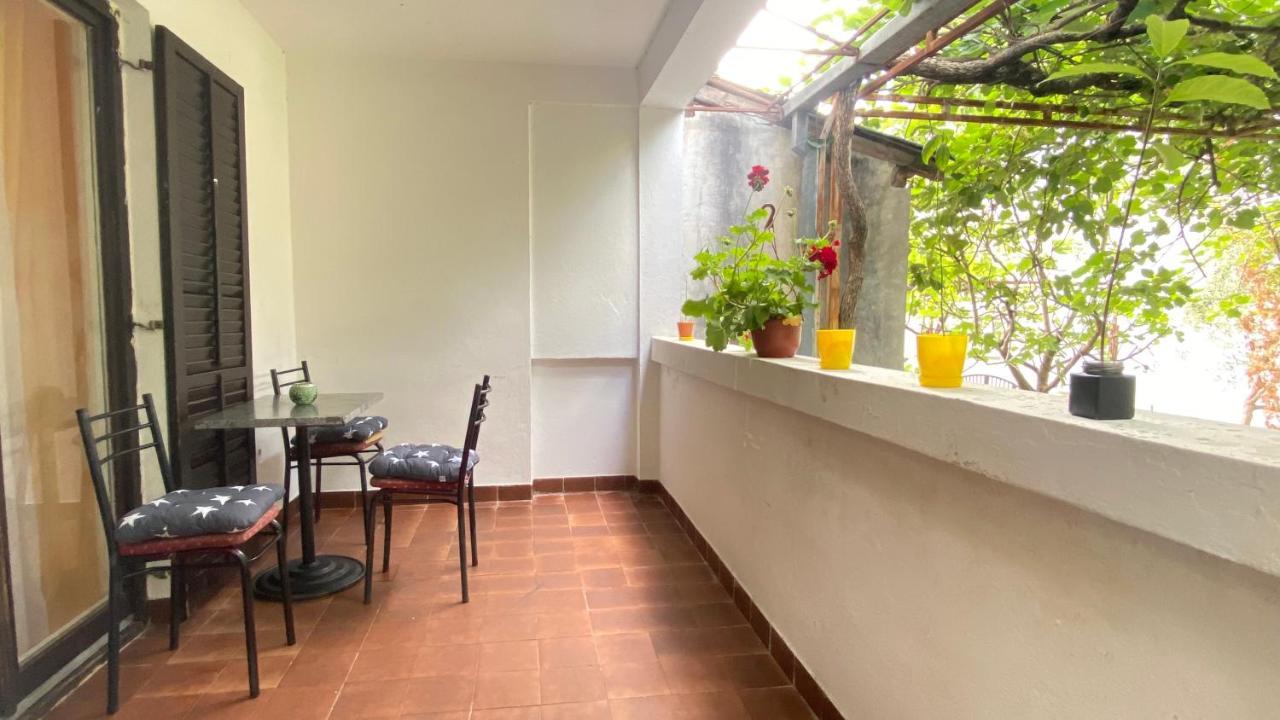 Milla - Cozy Two Bedroom With Yard And Parking Lägenhet *