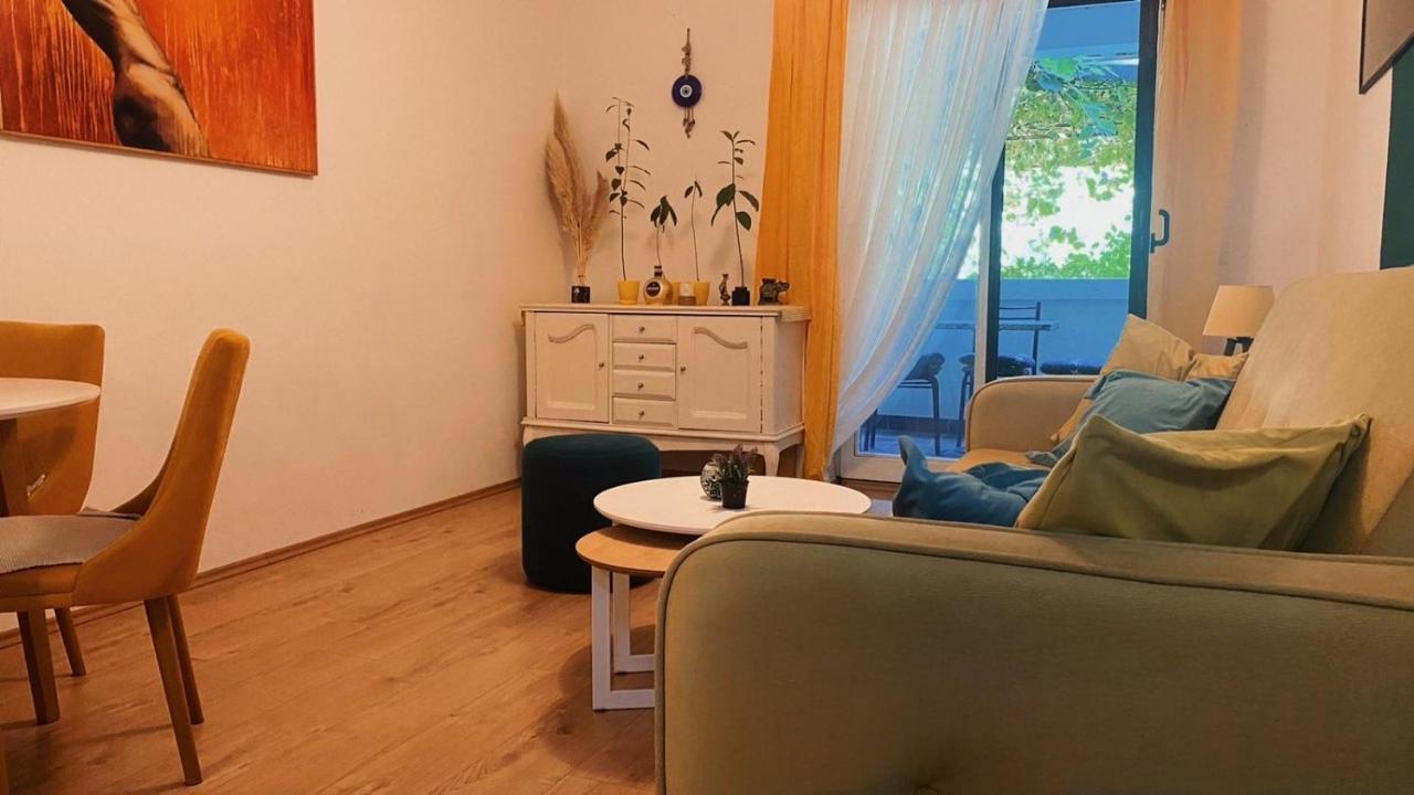 Milla - Cozy Two Bedroom With Yard And Parking Lägenhet