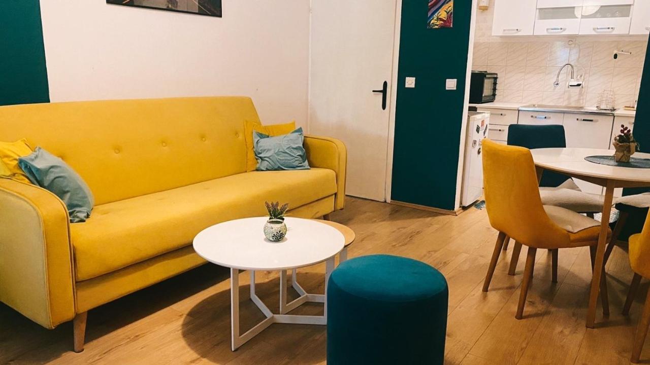 Lägenhet Milla - Cozy Two Bedroom With Yard And Parking *