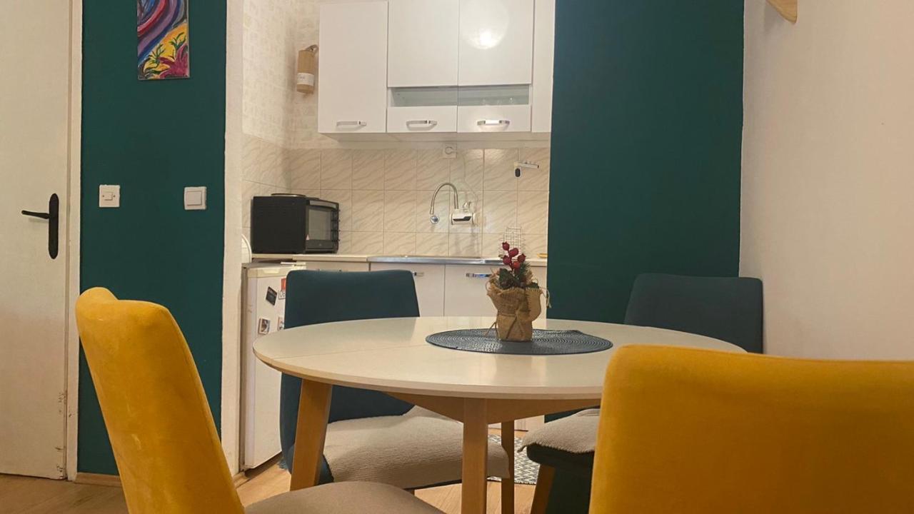 Milla - Cozy Two Bedroom With Yard And Parking Lägenhet
