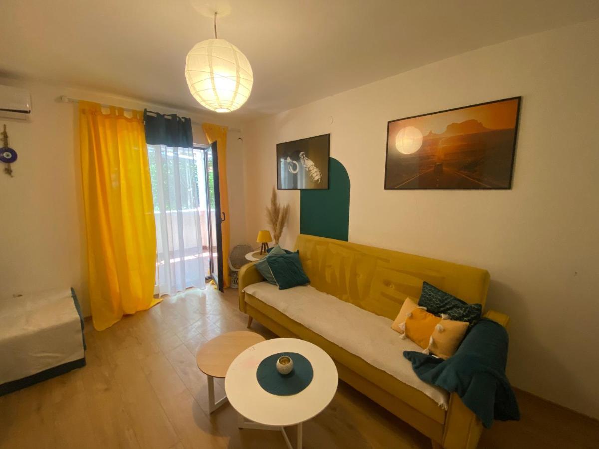Milla - Cozy Two Bedroom With Yard And Parking Lägenhet *