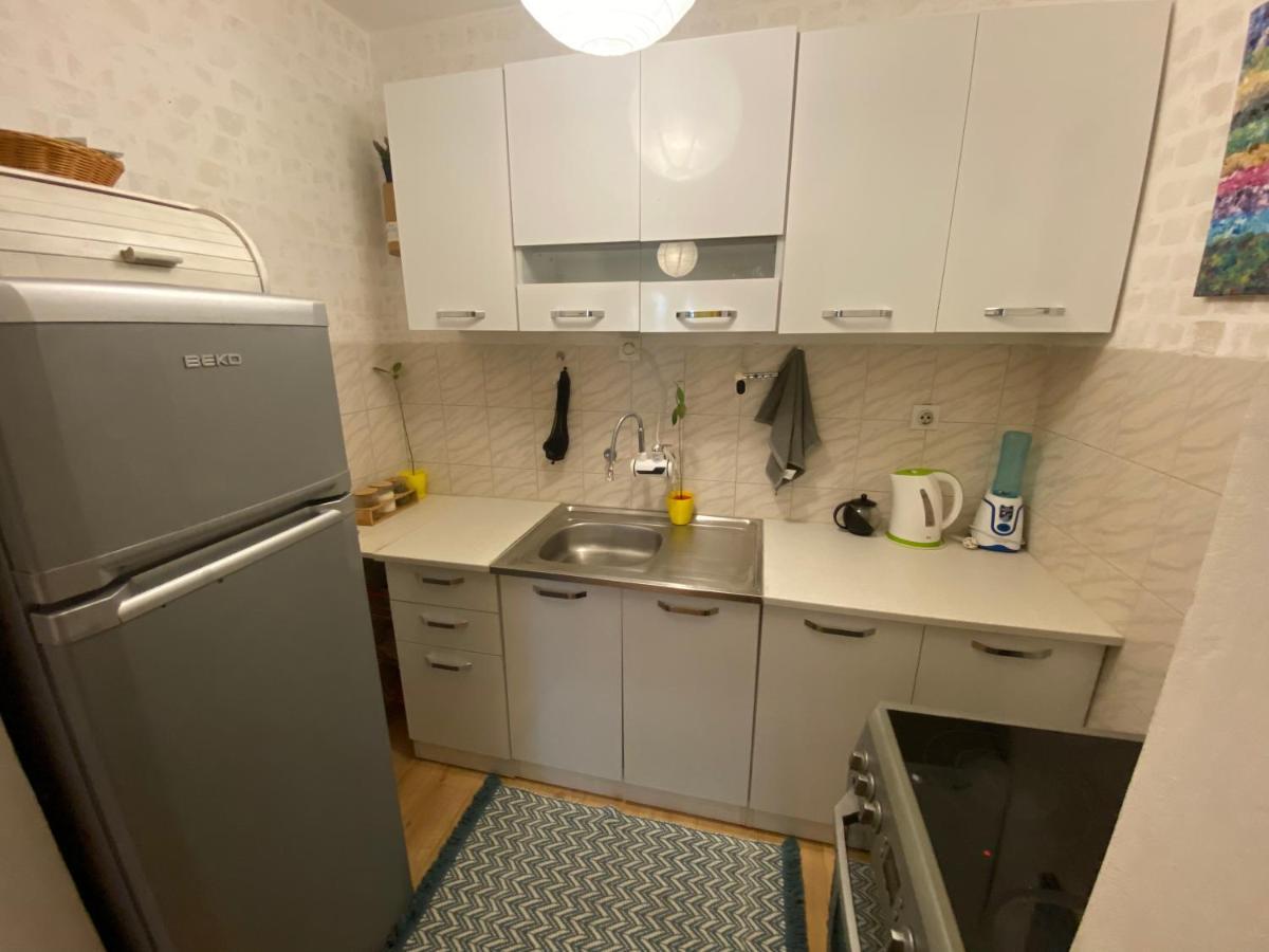 Lägenhet Milla - Cozy Two Bedroom With Yard And Parking *