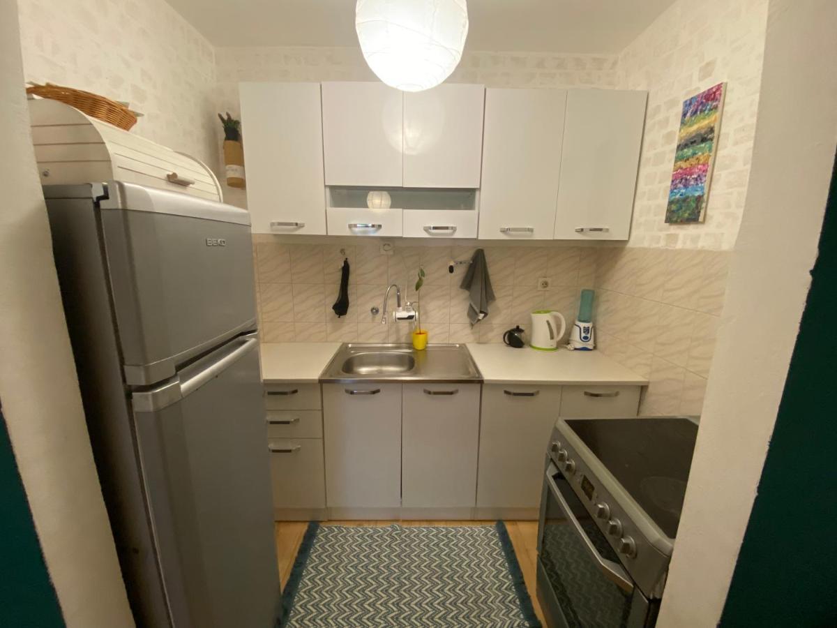 Lägenhet Milla - Cozy Two Bedroom With Yard And Parking *
